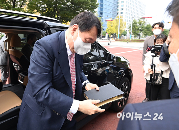 국민의힘 대권 주자인 윤석열 전 검찰총장이 지난달 10일 오전 서울 여의도 순복음교회 예배에 참석하기 위해 성경책을 들고 차에서 내리고 있다. [사진=정소희 기자]