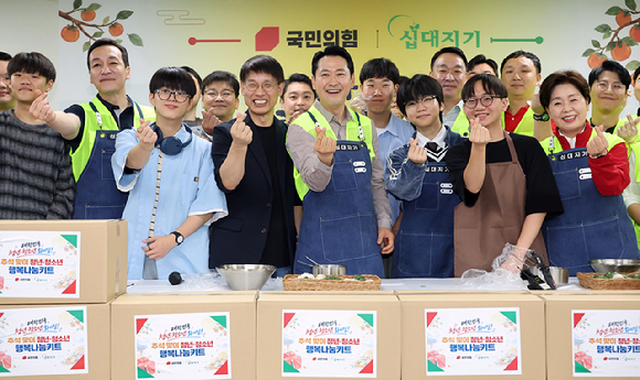 더불어민주당 김민석 대표와 한병도 원내대표를 비롯한 최고위원들이 23일 오전 서울 용산구 용산역에서 시민들을 만나 추석 명절 귀성 인사를 하고 있다. [사진=곽영래 기자]
