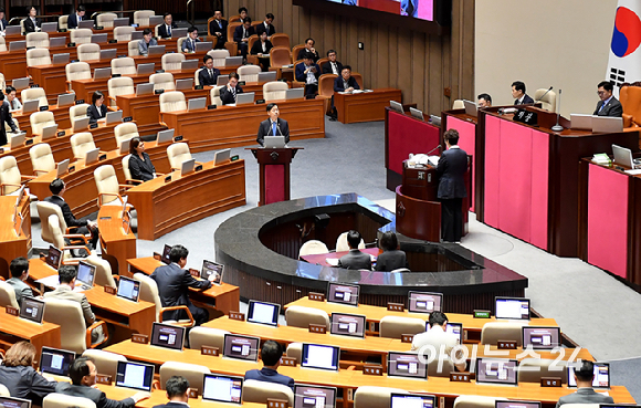 구윤철 경제부총리 겸 기획재정부 장관이 17일 서울 여의도 국회에서 열린 본회의에서 경제 분야 관련 대정부질문에서 질의에 답변하고 있다. [사진=곽영래 기자]