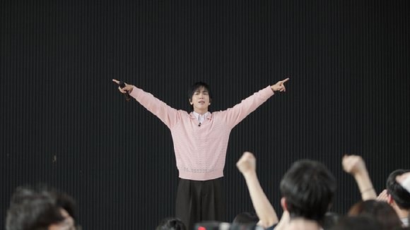 씨엔블루 정용화가 초록우산 '방과 후 수업시간'에서 일일 선생님으로 활약하고 있다. [사진=초록우산]