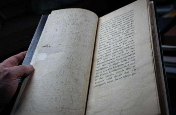 작가 프란츠 카프카(1883∼1924)가 외국어 공부한 흔적이 담긴 노트가 경매에서 1억4200만원에 낙찰됐다. 사진은 스페인어를 적은 노트로, 본 기사 내용과 무관. [사진=설래온 기자]