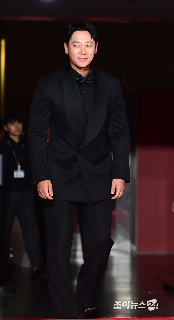 배우 조혜원이 결혼식에서 호두 부케를 들고 있다. [사진=부창제과 SNS]