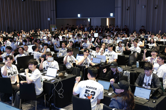 GS 임직원들이 지난해 9월 8~9일 서울 강남구 웨스틴 서울 파르나스에서 열린 '제4회 GS그룹 해커톤'에 참가하고 있다. [사진=GS]
