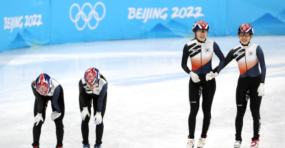 여자 쇼트트랙대표팀이 13일 중국 베이징에 있는 캐피털 경기장에서 열린 2022 베이징 동계올림픽 쇼트트랙 여자 계주 3000m 결선에서 2위로 레이스를 마쳐 은메달을 따냈다. [사진=뉴시스]