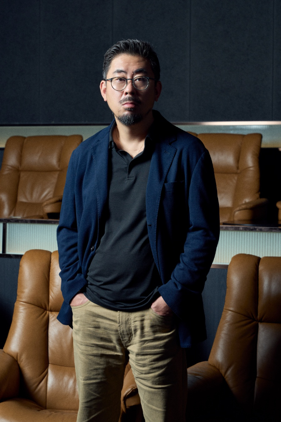 나홍진 감독이 영화 '호프' 인터뷰에 앞서 포즈를 취하고 있다. [사진=플러스엠엔터테인먼트]