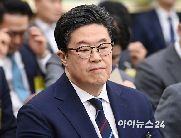 김병주 MBK파트너스 회장이 14일 서울 여의도 국회에서 열린 공정거래위원회, 개인정보보호위원회 등에 대한 정무위원회 국정감사에 출석하고 있다. [사진=곽영래 기자]