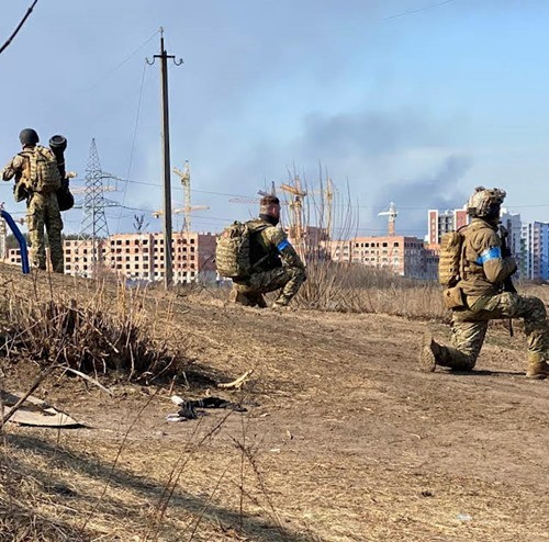 이근이 전투에 참여하고 있는 사진을 공개했다. [사진=이근 유튜브채널]