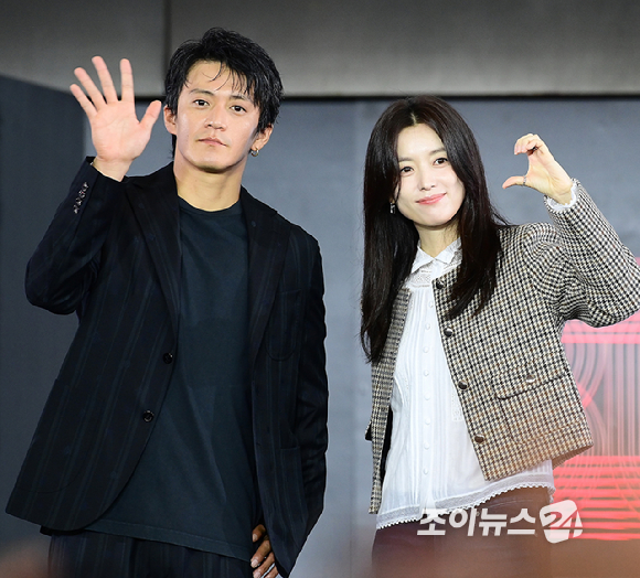 배우 오구리 슌과 한효주가 20일 오후 부산광역시 해운대구 우동 영화의 전당에서 열린 제30회 부산국제영화제(BIFF) '로맨틱 어나니머스' 야외무대인사 행사에 참석하고 있다. [사진=정소희 기자]