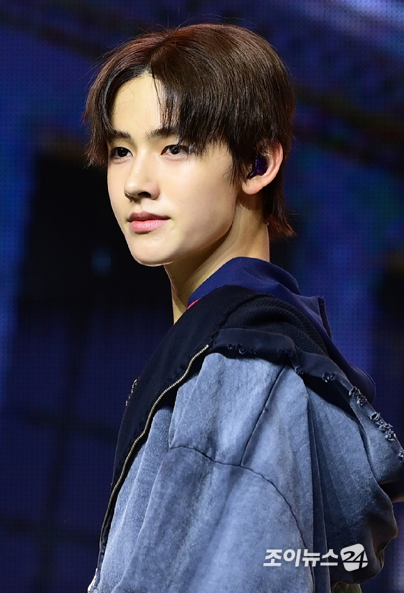 그룹 코르티스 성현이 18일 오후 서울 용산구 블루스퀘어에서 열린 코르티스(CORTIS) 데뷔 쇼케이스 '컬러 아웃사이드 더 라인스'(COLOR OUTSIDE THE LINES)에서 멋진 무대를 선보이고 있다. [사진=정소희 기자]