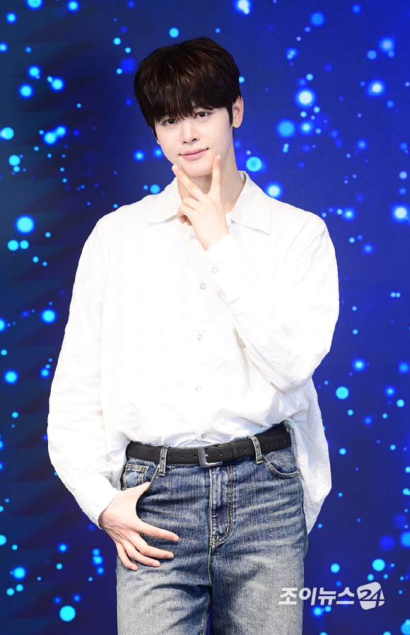 그룹 클로즈 유어 아이즈(CLOSE YOUR EYES)가 서울 성동구 성수동에 위치한 케이팝 체험 아카데미 케이팝아케이드에서 진행된 조이뉴스24와의 인터뷰에 앞서 포즈를 취하고 있다. [사진=정소희 기자]