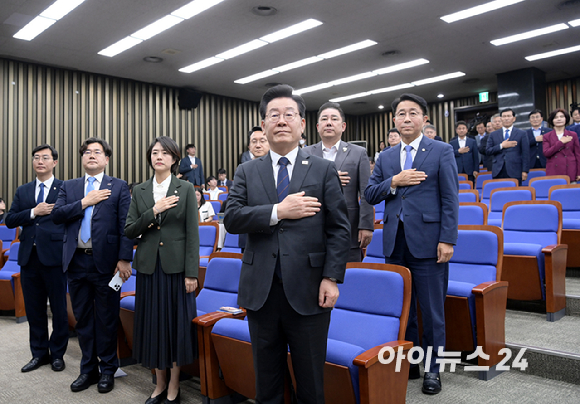 이재명 더불어민주당 대표가 25일 오후 서울 여의도 국회에서 열린 의원총회에서 국민의례를 하고 있다. [사진=정소희 기자]