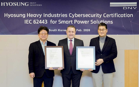 효성중공업 관계자들이 산업 보안 국제표준 'IEC 62443-4-1' 인증 획득을 기념하며 사진촬영을 하고 있다. [사진=효성중공업]