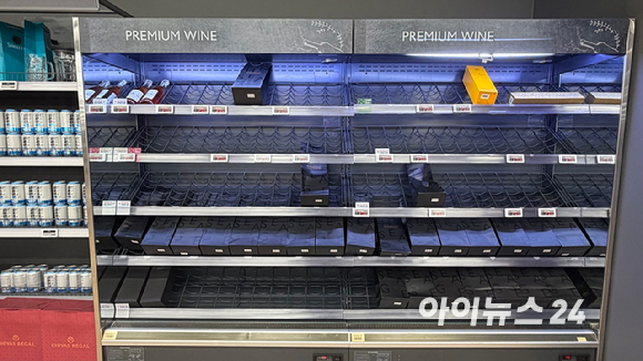 9일 서울의 한 홈플러스에 50% 할인행사를 알리는 푯말이 세워져 있었다. [사진=진광찬 기자]