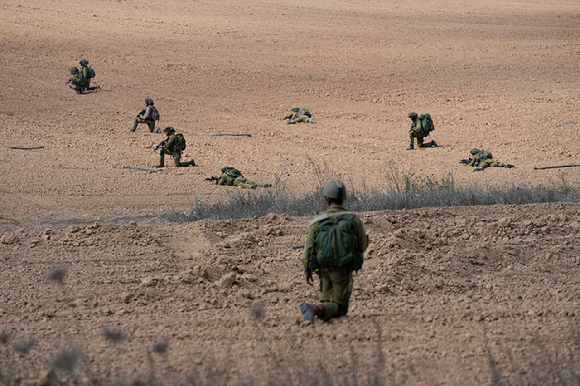 10일(현지시각) 이스라엘 크파르 아자에서 이스라엘 군인들이 전투 준비를 하고 있다. 이스라엘군(IDF)은 가자지구에 대한 공습으로 하마스 고위 간부 2명을 사살했다고 밝혔다. [사진=AP/뉴시스]