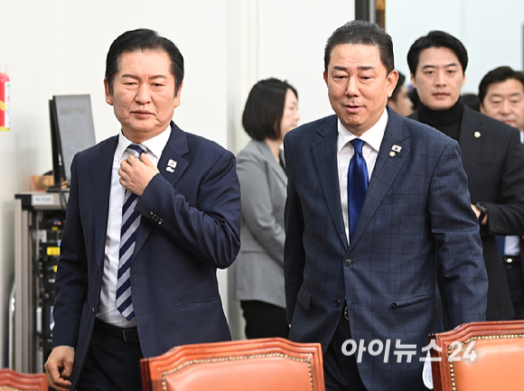 더불어민주당 정청래 대표와 김병기 원내대표가 21일 서울 여의도 국회에서 열린 최고위원회의에 참석하고 있다. [사진=곽영래 기자]