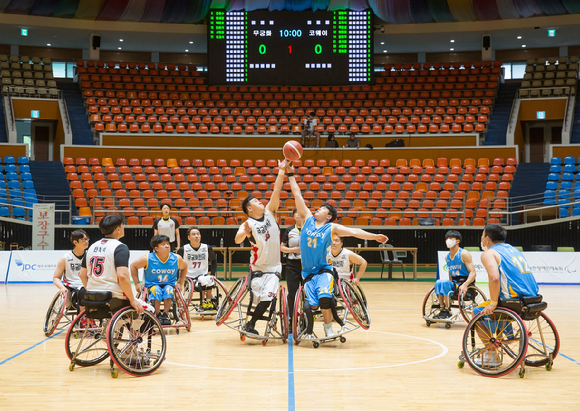 코웨이 휠체어농구단 제주특별자치도지사배 국제휠체어농구대회 경기 모습. [사진=코웨이]
