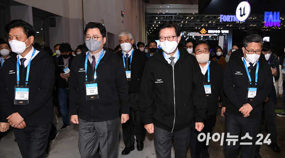 17일 부산 해운대구 우동 벡스코에서 열린 국제게임전시회 '지스타 2022'에서 조승래 더불어민주당 의원, 홍익표 국회 문화체육관광위원장, 박형준 부산시장, 전병극 문화체육관광부 1차관 등이 부스를 둘러보고 있다. [사진=김성진 기자]