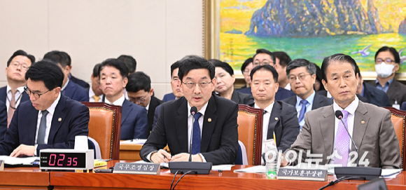 윤창렬 국무조정실장이 28일 서울 여의도 국회에서 열린 정무위원회의 국가보훈부, 국무조정실 등 국정감사에서 의원 질의에 답하고 있다.[사진=곽영래 기자]