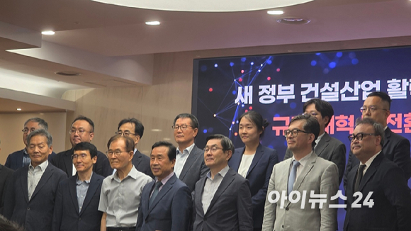 20일 서울 강남구 건설회관에서 열린 '새 정부 건설산업 활력 촉진 동력 규제 개혁 대전환 세미나'에서 박상헌 건산연 미래산업정책연구실 부연구위원이 발언하고 있다. [사진=이수현 기자]