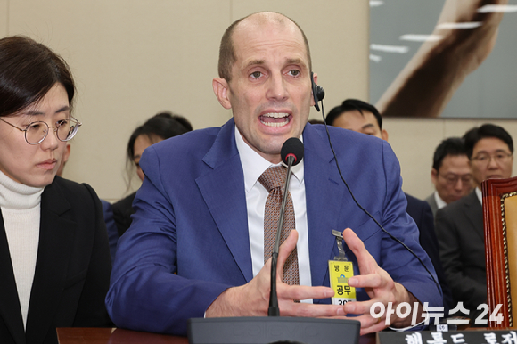 지난달 17일 국회 과학기술정보방송통신위원회에서 쿠팡 개인정보 유출 사태 관련 청문회가 열린 가운데 이날 서울 시내 한 쿠팡 물류센터에서 배송 기사가 발걸음을 옮기고 있다. [사진=연합뉴스]