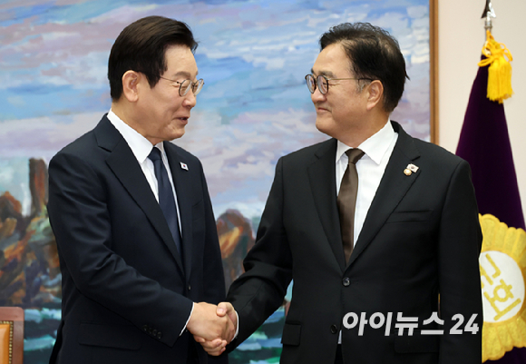 시정연설을 위해 국회를 방문한 이재명 대통령(왼쪽)이 4일 국회의장접견실에서 열린 환담에서 우원식 국회의장과 환하게 웃으며 악수하고 있다. [사진=국회사진기자단]