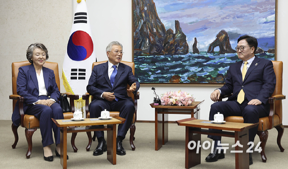 4·27 판문점선언 7주년 기념식 참석차 국회를 방문한 문재인 전 대통령과 김정숙 여사가 25일 오후 서울 여의도 국회에서 우원식 국회의장과 면담을 하고 있다. [사진=곽영래 기자]