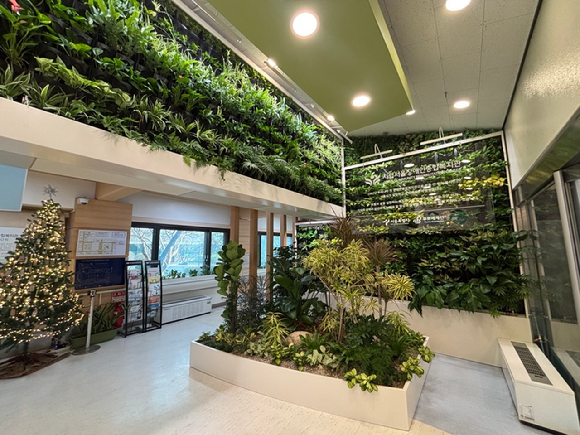 강동구가 서울장애인종합복지관에 실내외 정원을 조성했다. 사진은 서울장애인종합복지관에 조성된 실내 정원의 모습. [사진=강동구]