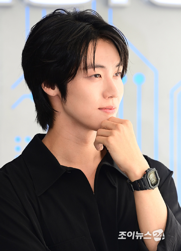 엔플라잉 이승협이 26일 오전 서울 강남구 신사동에서 열린 카시오 스토어 도산&카페 널 오픈 1주년 기념 포토콜 행사에 참석하고 있다. [사진=정소희 기자]