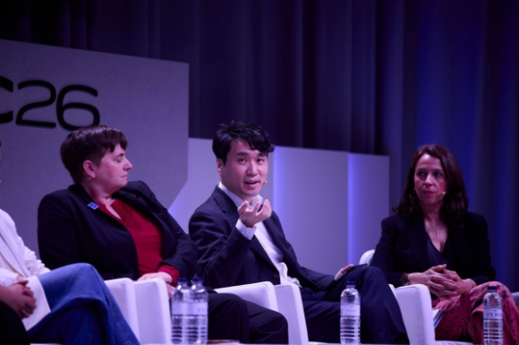 차호범 SKT CPO(가운데)가 MWC26 컨퍼런스에서 글로벌 AI 규제 대응 전략을 발표하고 있다 [사진=SKT]