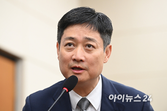 홍범식 LGU+ 대표가 21일 서울 여의도 국회 과학기술정보방송통신위원회에서 열린 정보통신산업진흥원 등에 대한 국정감사에서 의원 질의에 답변하고 있다. [사진=곽영래 기자]