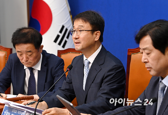 한병도 더불어민주당 당대표 직무대행 겸 원내대표가 10일 서울 여의도 국회에서 열린 최고위원회의에서 발언하고 있다. [사진=곽영래 기자]