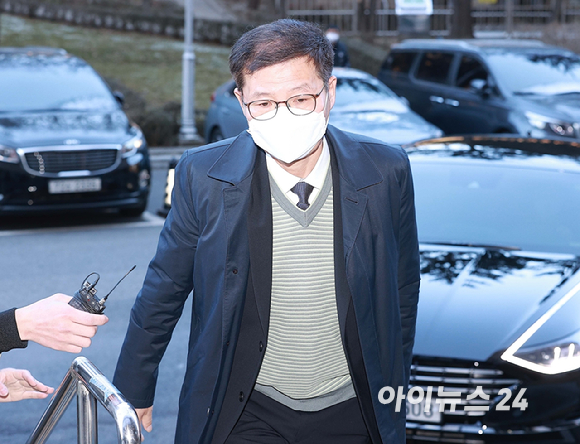 윤석열 검찰총장에 대한 검사 징계위원회 2차 심의가 열린 15일 오전 신성식 대검찰청 반부패강력부장이 경기도 과천 정부과천청사 법무부에 들어서고 있다. [사진=아이뉴스24 포토DB]