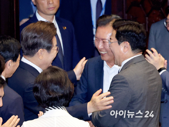 이재명 대통령이 26일 국회에서 열린 제426회국회(임시회) 제2차 본회의에서 2025년도 제2회 추가경정예산안에 대한 정부의 시정연설을 마친 후 박찬대 더불어민주당 전 원내대표와 정청래 의원과 대화하고 있다. [사진=국회사진기자단]