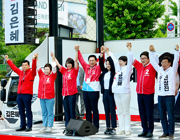 31일 경기성남 야탑역에서 집중유세를 펼치고 있는 국민의힘 지도부 [사진=변준성 기자]