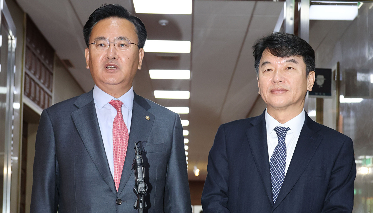 더불어민주당 문진석 원내수석부대표와 국민의힘 유상범 원내수석부대표가 13일 서울 여의도 국회에서 국회의장-여야원내대표 회동을 마친 뒤 취재진 질문에 답변하고 있다. 2025.11.13 [사진=연합뉴스]