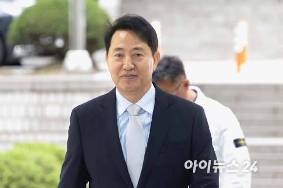 오세훈 서울시장이 22일 오전 서울시 서초구 서초동 서울중앙지방법원에서 열린 정치자금법 위반 혐의와 관련된 공판에 출석하고 있다. 2026.04.22 [사진=사진공동취재단]