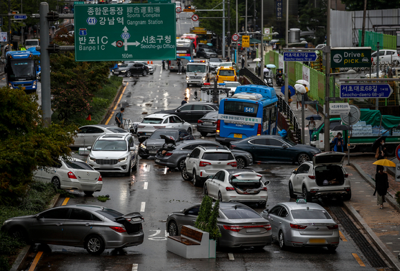 전 날 내린 많은 비로 서울 도로 곳곳이 침수된 9 일 서울 서초구 서초대로에 전날 비로 침수된 차들이 도로에 엉켜있다. [사진=뉴시스]