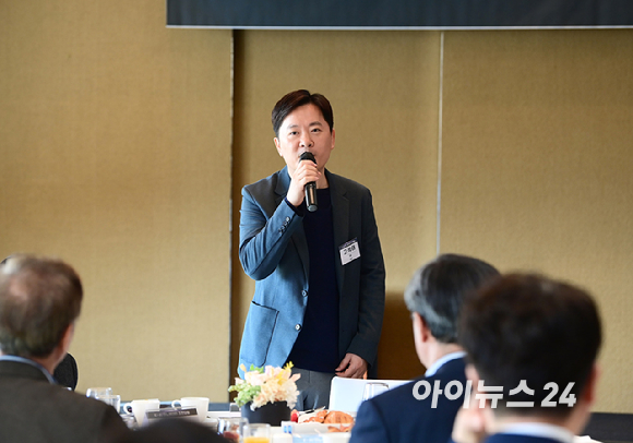 인터넷종합지 아이뉴스24와 기업&middot;정책 전문가들이 한자리에 모여 AI 기술 동향과 산업 협력의 방향을 함께 논의하는 'K-AI 이노베이터' 조찬모임이 14일 오전 서울 용산구 한남동 그랜드하얏트서울에서 열렸다. 고석태 제논 대표가 인사말을 하고 있다. [사진=정소희 기자]