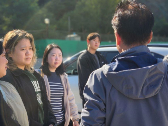 피차몬 여판통 위원장이 지난 1일 경북 봉화군 석포역 인근에서 시민사회단체 관계자들의 설명을 듣고 있다. [사진=낙동강상류환경피해주민대책위원회]