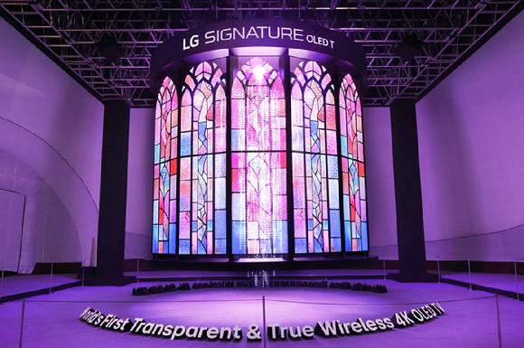 [APEC 2025] LG전자, 투명 올레드TV 샹들리에 공개