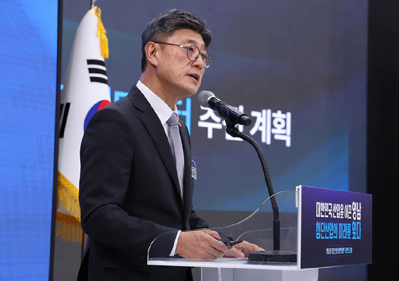 정재헌 SK텔레콤 대표가 3일 경남 진주시에서 이재명 대통령 주재로 열린 영남권 첨단산업 발전비전 국민보고회에서 투자계획을 발표하고 있다. [사진=연합뉴스]