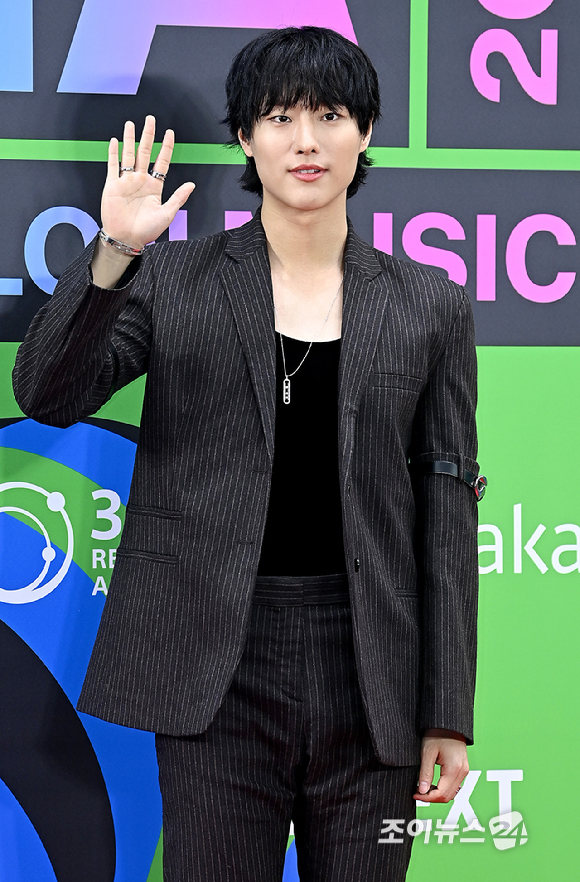 가수 우즈가 20일 서울 구로구 고척돔에서 열린 '2025 멜론뮤직어워드(MMA2025)' 레드카펫에서 포즈를 취하고 있다. [사진=곽영래 기자]