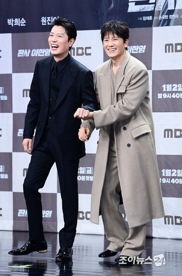 배우 박희순과 지성이 2일 오후 서울 마포구 상암동 MBC 골든마우스홀에서 열린 MBC 새 금토드라마 '판사 이한영' 제작발표회에 참석하고 있다. [사진=정소희 기자]