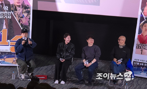 배우 이준익 감독이 7일 오후 부산 해운대구 영화의전당 야외무대에서 열린 제27회 부산국제영화제(BIFF) '욘더' 오픈토크 행사에 참석하고 있다. [사진=정소희 기자]