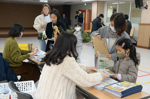 울산지역 초등학교 신입생 예비소집일인 3일 오전 울산 중구 울산초등학교 가입학식에서 학부모들이 서류를 제출하고 하고 있다. [사진=뉴시스]