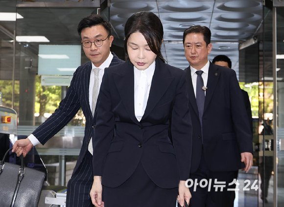 자본시장과 금융투자업에 관한 법률 위반, 정치자금법 위반, 특정범죄 가중처벌 등에 관한 법률 위반(알선수재) 등의 혐의를 받는 윤석열 전 대통령 부인 김건희 씨가 12일 오전 서울 서초구 서울중앙지법에서 열린 구속 전 피의자 심문(영장실질심사)에 출석하고 있다. [사진=사진공동취재단]