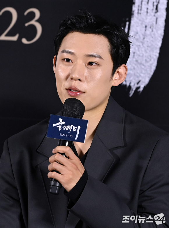 배우 유해진과 류준열이 18일 서울 용산구 CGV 용산아이파크몰에서 열린 영화 '올빼미' 제작보고회에서 포즈를 취하고 있다. [사진=김성진 기자]