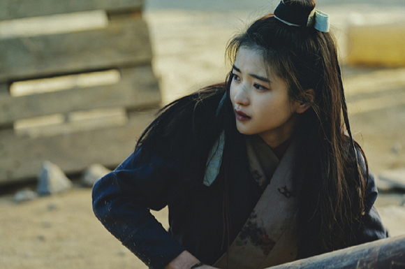 최동훈 감독, 배우 염정아, 류승완 감독이 영화 '외계+인' 2부 무비토크에서 대화를 나누고 있다. [사진=CJ ENM]