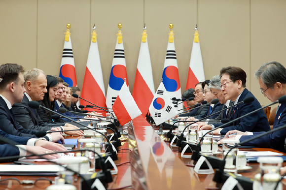 이재명 대통령과 도날트 투스크 폴란드 총리가 13일 청와대에서 확대 정상회담에 앞서 악수하고 있다. 2026.4.13 [사진=연합뉴스]