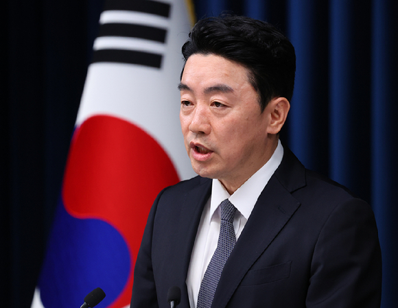 강훈식 대통령 비서실장이 지난달 19일 용산 대통령실에서 청년의 날을 맞아 진행했던 청년 주간 행사 관련 브리핑을 하고 있다. [사진=연합뉴스]